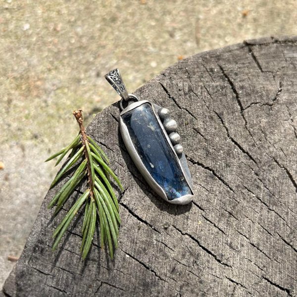 kianit naturalny wisior
