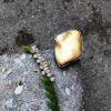 Bursztyn biały romb pierścionek