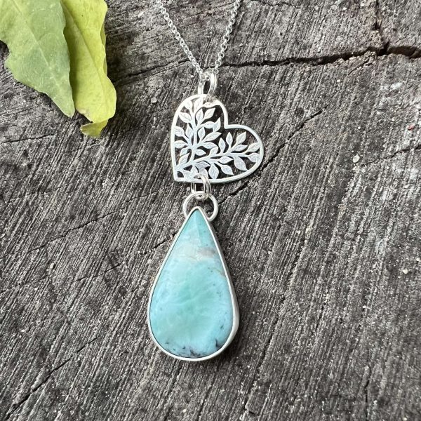 Larimar serce na dłoni