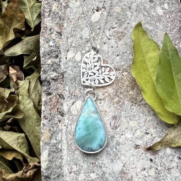 Larimar serce na dłoni