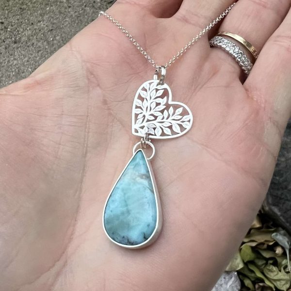Larimar serce na dłoni
