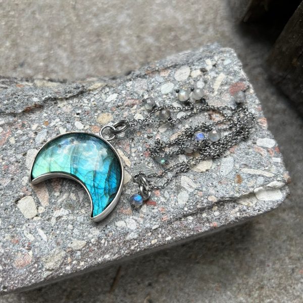 Lunula z labradorytem niebieskim