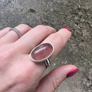 Kwarc truskawkowy pierścień