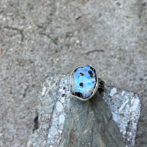 Surowy kamień księżycowy pierścionek