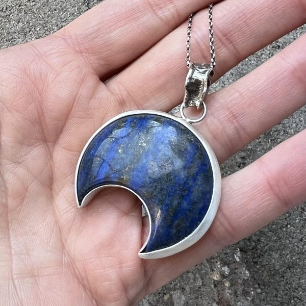 Lapis lazuli lunula
