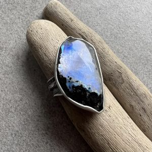 Kamień księżycowy mgła o brzasku