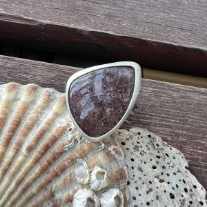 Kwarc truskawkowy pierścień, Unikatowy pierścionek srebrny z kwarcem truskawkowym na dłoni. Biżuteria artystyczna z regulacją rozmiaru, ręcznie wykonany pierścionek z kamieniem naturalnym