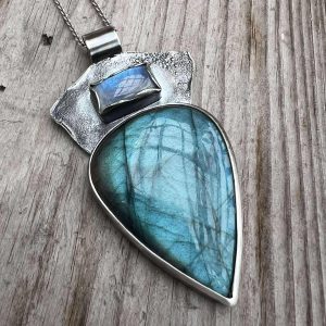 Labradoryt olbrzymi wisior z kamieniem księżycowym