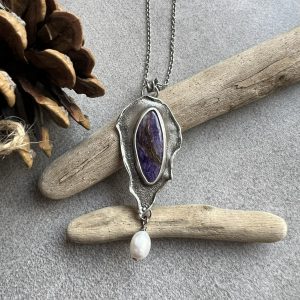 Czaroit z perłą wisiorek