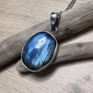 Labradoryt wisior w falbance