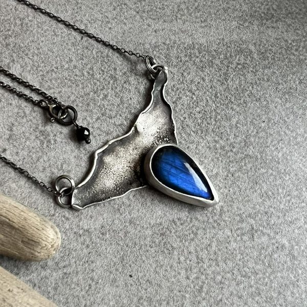 Niebieski labradoryt na skale