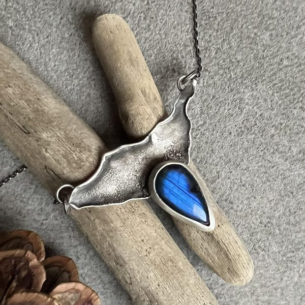 Niebieski labradoryt na skale