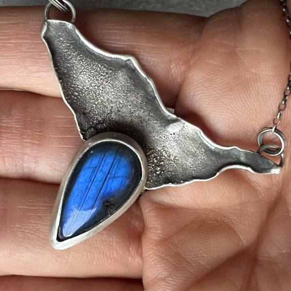 Niebieski labradoryt na skale