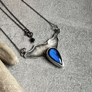 Niebieski labradoryt na skale