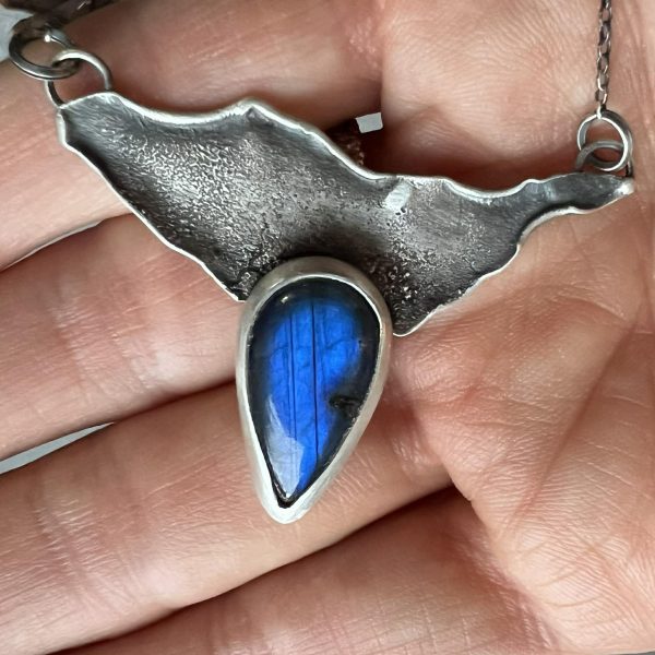 Niebieski labradoryt na skale