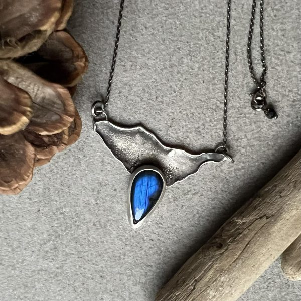 Niebieski labradoryt na skale