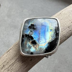 Pierścionek z kamieniem księżycowym