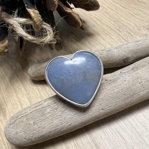 Angelit pierścionek serce, biżuteria z kamieni naturalnych, biżuteria z kamieniami szlachetnymi, kamienie mocy biżuteria, surowe kamienie w srebrze, biżuteria z labradorytem / tanzanitem / tanzanit, pierścionek biżuteria artystyczna srebrna, biżuteria autorska srebro, biżuteria ręcznie robiona, handmade biżuteria, nietypowa biżuteria srebrna, pierścionki unikatowe, nowoczesne rzemiosło biżuteria, jubiler Białystok, złotnik Białystok, biżuteria Białystok, naprawa biżuterii Białystok, pracownia złotnicza Białystok, wyjątkowy prezent dla niej, biżuteria na prezent dla babci, oryginalny prezent na 50 urodziny dla kobiety, personalizowana biżuteria z kamieniem, elegancki prezent dla żony, pierścionek regulowany srebrny, biżuteria która pasuje na każdy palec, pierścionek z regulacją rozmiaru,