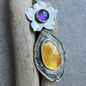 Bursztyn i ametyst kwiatek, Unikatowy wisiorek z rzadkim bursztynem mlecznym i ametystową krawatką w kształcie kwiatka. Biżuteria artystyczna Kamyki Moniki, srebro próby 925