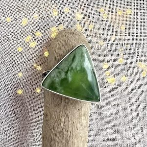 Nefryt pierścionek trójkąt