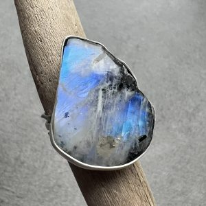 Pierścionek kamień księżycowy niebieski