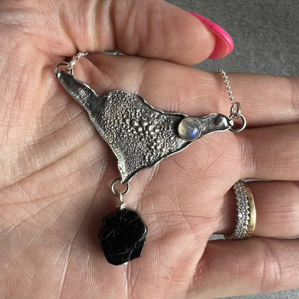 Labradoryt i czarny turmalin