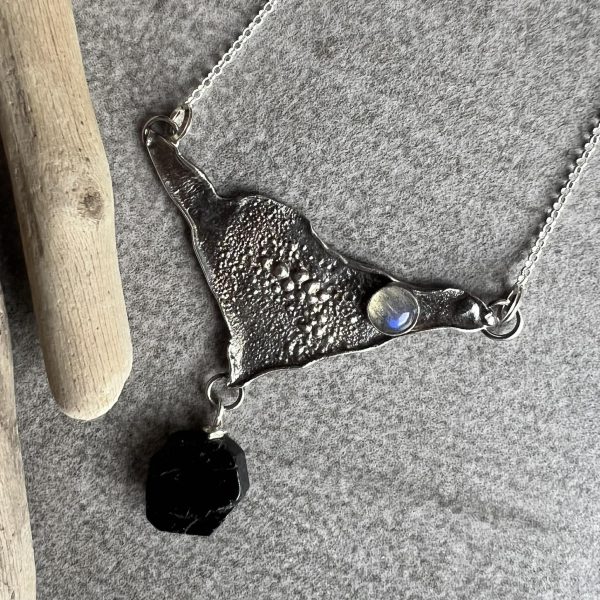 Labradoryt i czarny turmalin