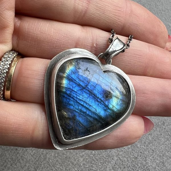 Labradoryt serce wisior