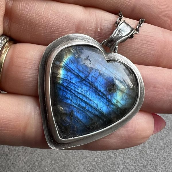 Labradoryt serce wisior