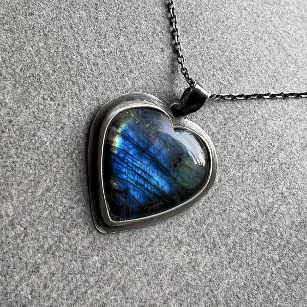 Labradoryt serce wisior