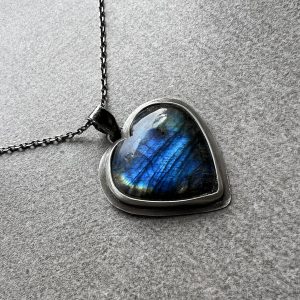 Labradoryt serce wisior