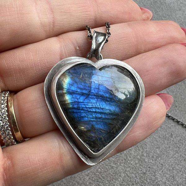 Labradoryt serce wisior