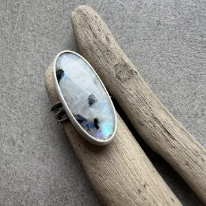 Pierścionek z kamienia księżycowego
