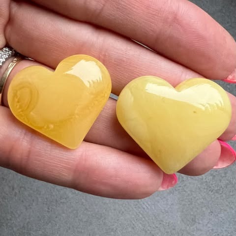 rzeźbione ręcznie serca z naturalnego bursztynu tuż przed oprawą ze srebra