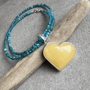 Wisiorek serce bursztyn apatyt