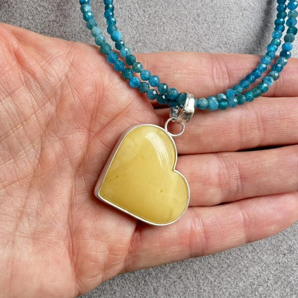 Wisiorek serce bursztyn apatyt