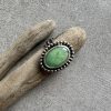 Srebrny pierścionek handmade z zielonym chryzoprazem o jabłkowym odcieniu. Surowa oprawa ze srebra przypominająca organiczne formy natury, tło stanowi drewno wyłowione z morza. Chryzopraz pierścionek kulki
