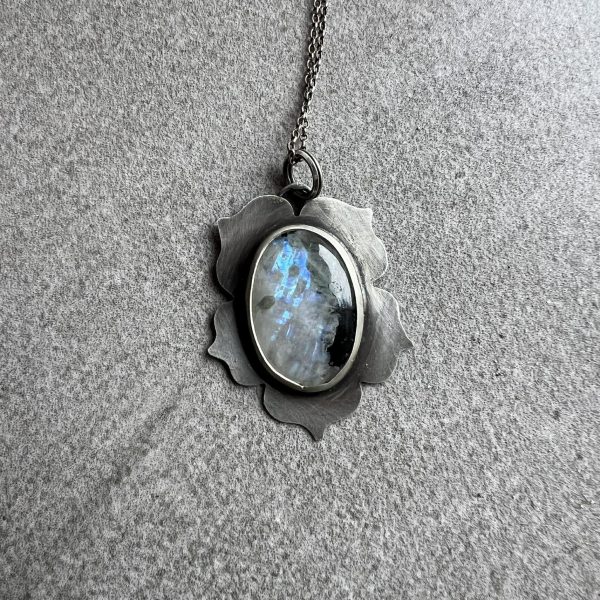 Kamień księżycowy wisior kwiat