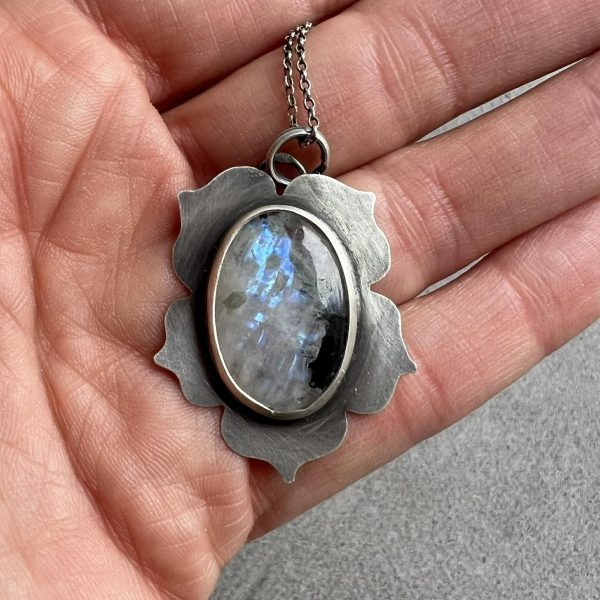 Kamień księżycowy wisior kwiat