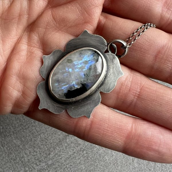 Kamień księżycowy wisior kwiat