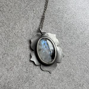 Kamień księżycowy wisior kwiat