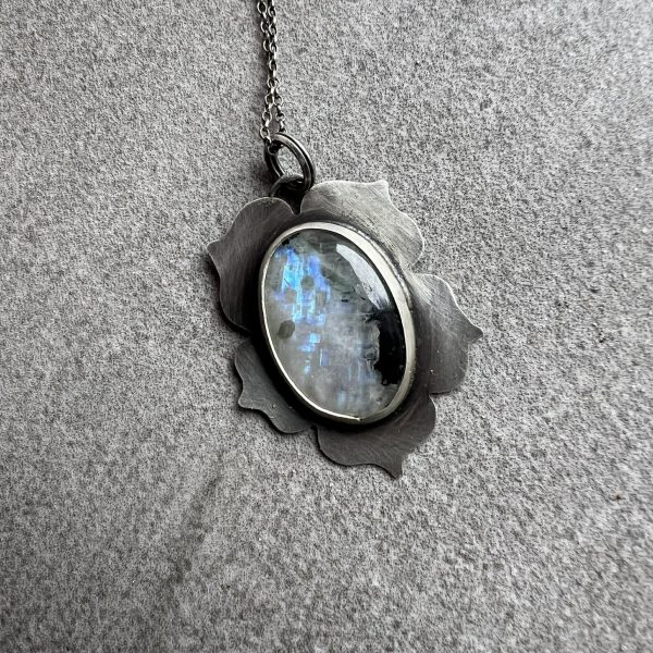 Kamień księżycowy wisior kwiat