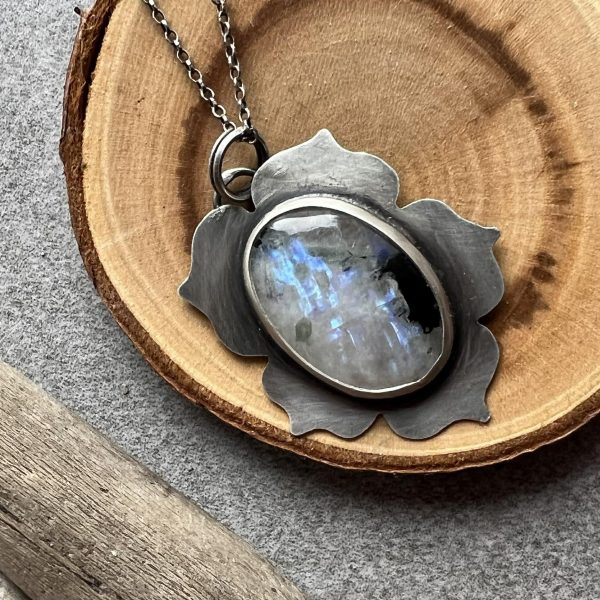 Kamień księżycowy wisior kwiat