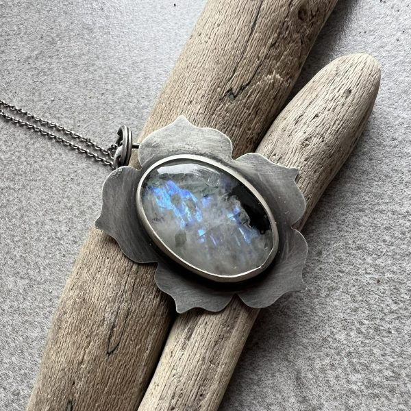 Kamień księżycowy wisior kwiat