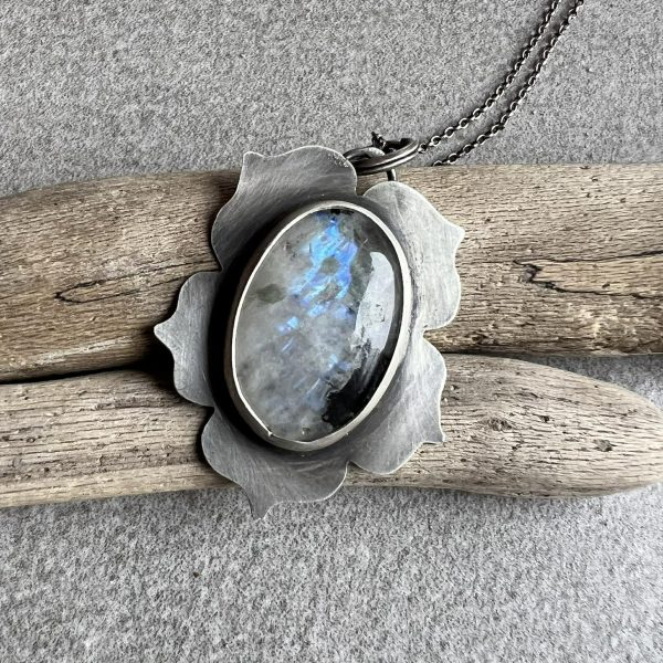 Kamień księżycowy wisior kwiat