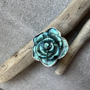 Pierścionek róża z labradorytu