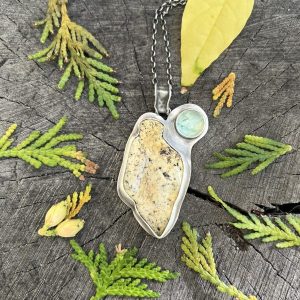 wisiory artystyczne - Unikatowy wisior artystyczny z dużym kamieniem naturalnym w oprawie z fakturowanego srebra próby 925. Ręcznie robiona biżuteria autorska od Kamyki Moniki, stylistyka surowa i organiczna