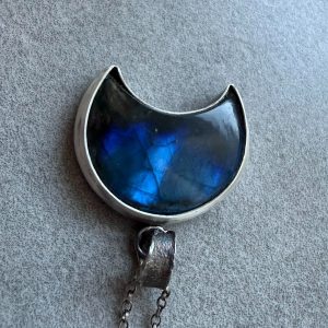 Lunula luna księżyc, wisior srebrny z granatowym labradorytem w kształcie księżyca, symbol kobiecości biżuteria artystyczna