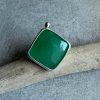 Kwadratowy pierścionek z zielonym awenturynem ze srebra 925 na dłoni. Zielony awenturyn kwadrat 22x22 mm gładki szlif ze srebrną kulką. Jasna polerowana kwadratowa oprawa i przyciemniana srebrna obrączka. Duży kwadratowy pierścionek z zielonym awenturynem regulowany Kwadratowy pierścionek z zielonym awenturynem ze srebra 925 na dłoni. Zielony awenturyn kwadrat 22x22 mm gładki szlif ze srebrną kulką. Jasna polerowana kwadratowa oprawa i przyciemniana srebrna obrączka. Duży kwadratowy pierścionek z zielonym awenturynem regulowany