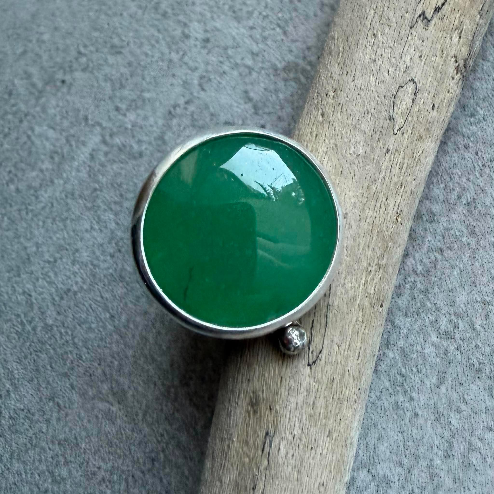 Awenturyn pierścionek okrągły Awenturyn pierścionek okrągły. Zielony awenturyn okrągły 23 mm gładki szlif ze srebrną kulką